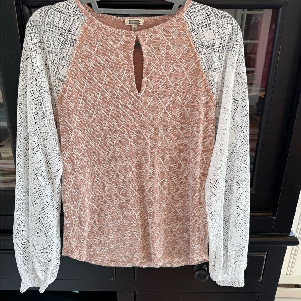 Gimmicks Women's Lace Sleeve Top - dusty rose and White, size large.